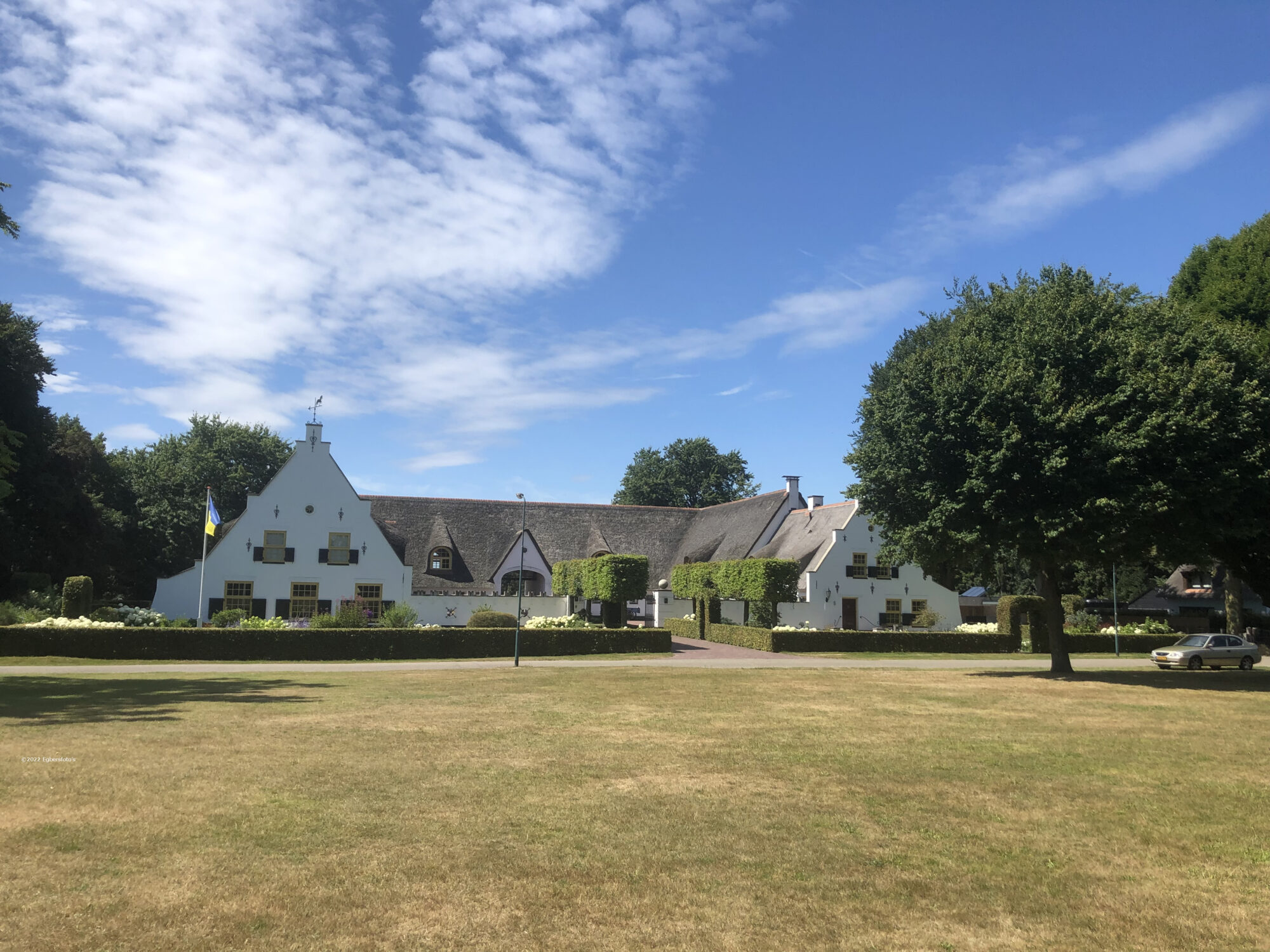 Witte boerderij op de eng