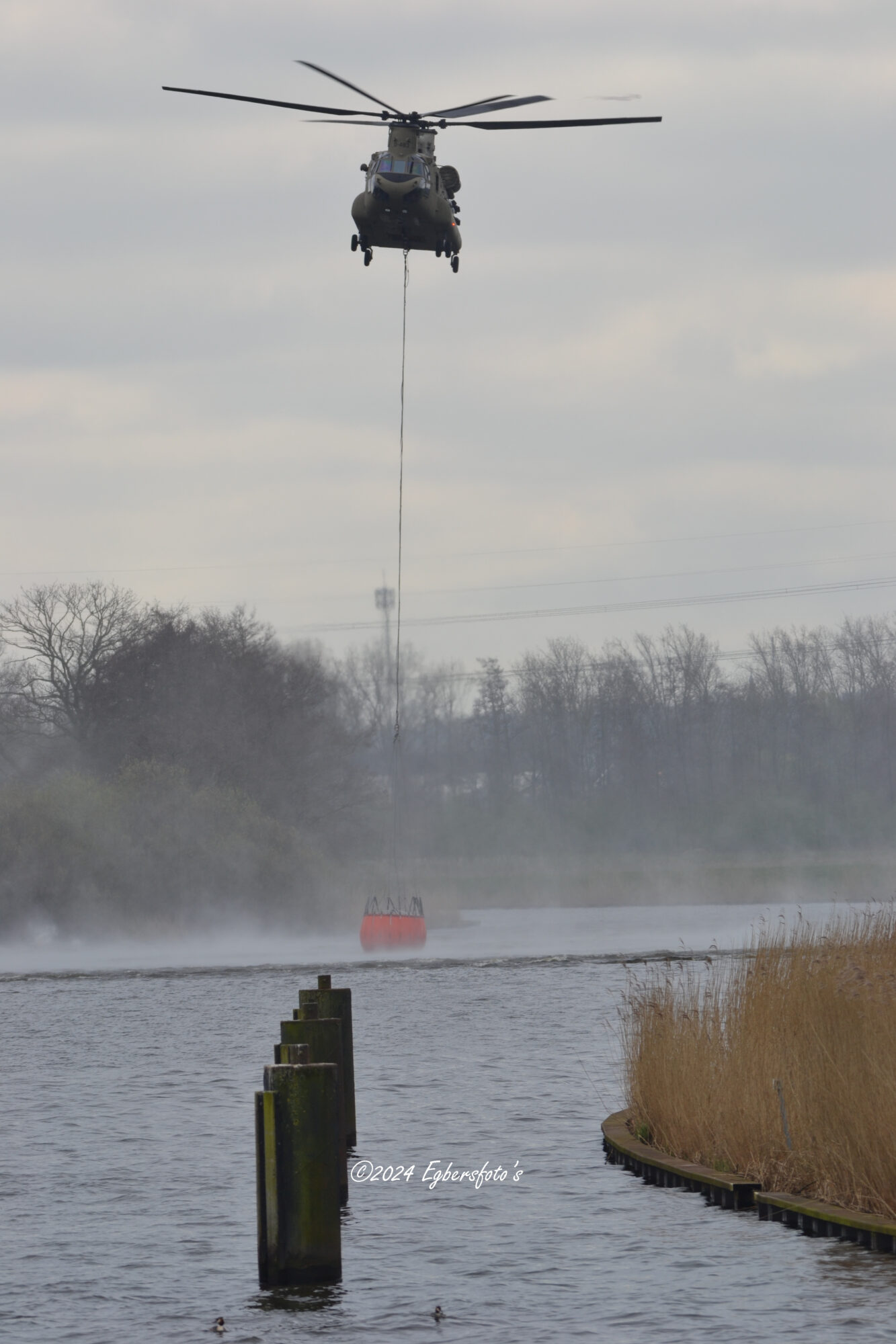 Helikopter met waterzak