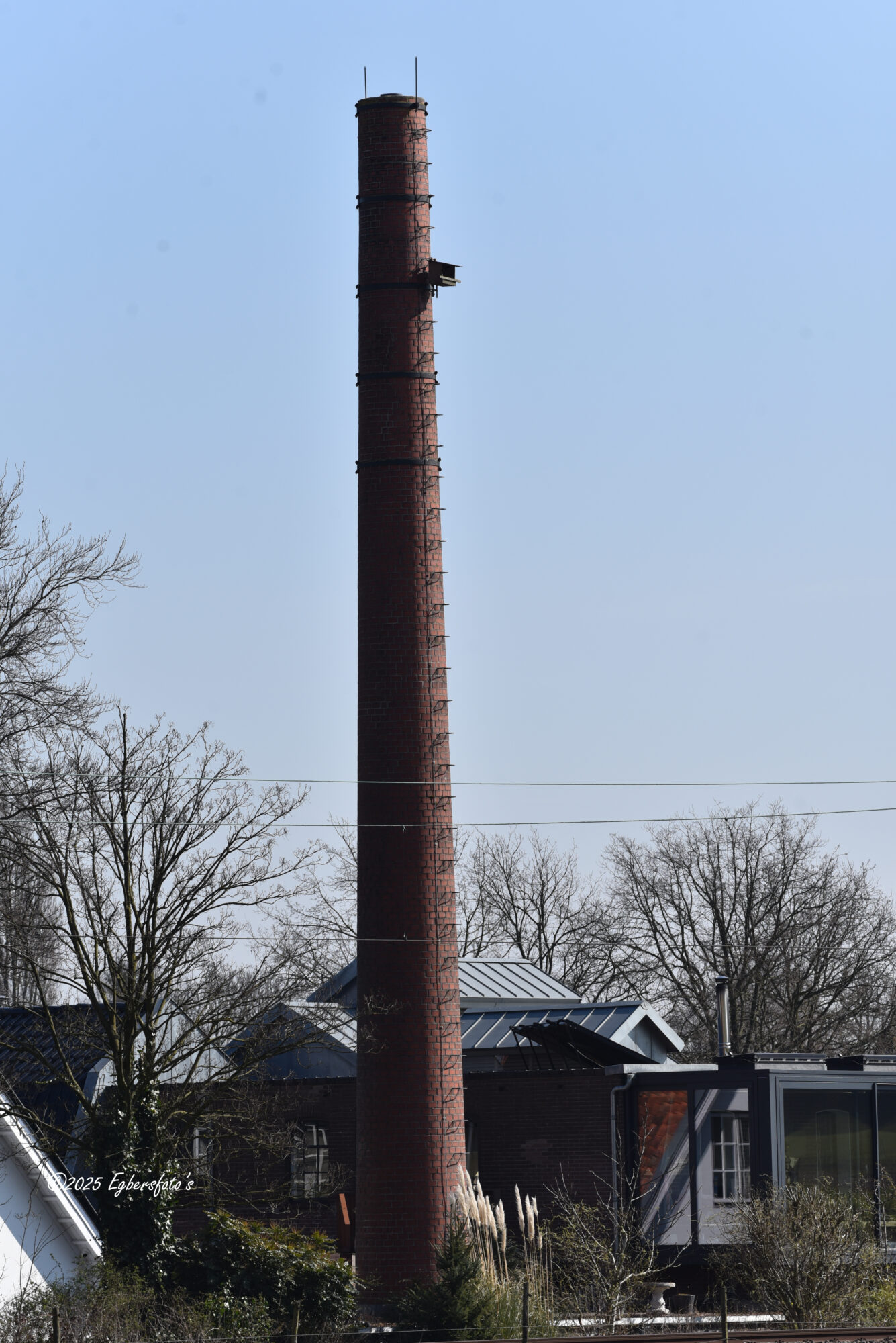 Schoorsteen achter oude melkfabriek