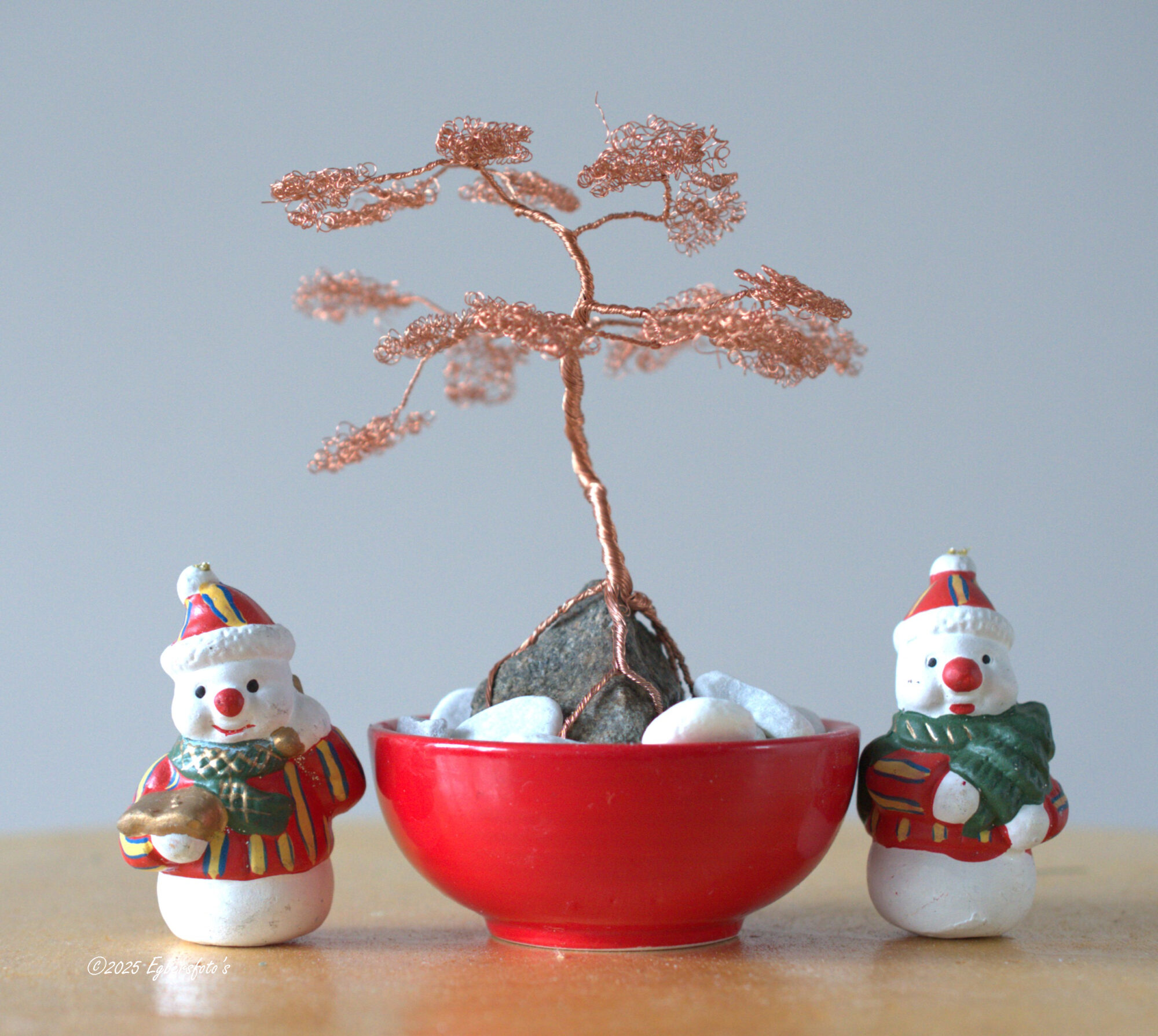 Bonsai boompje met sneeuwmannen