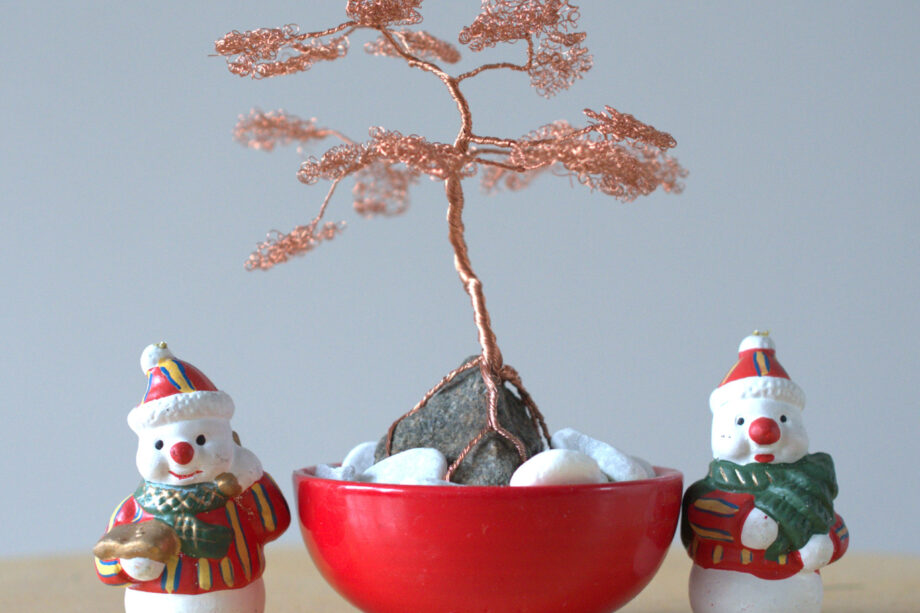 Bonsai boompje met sneeuwmannen