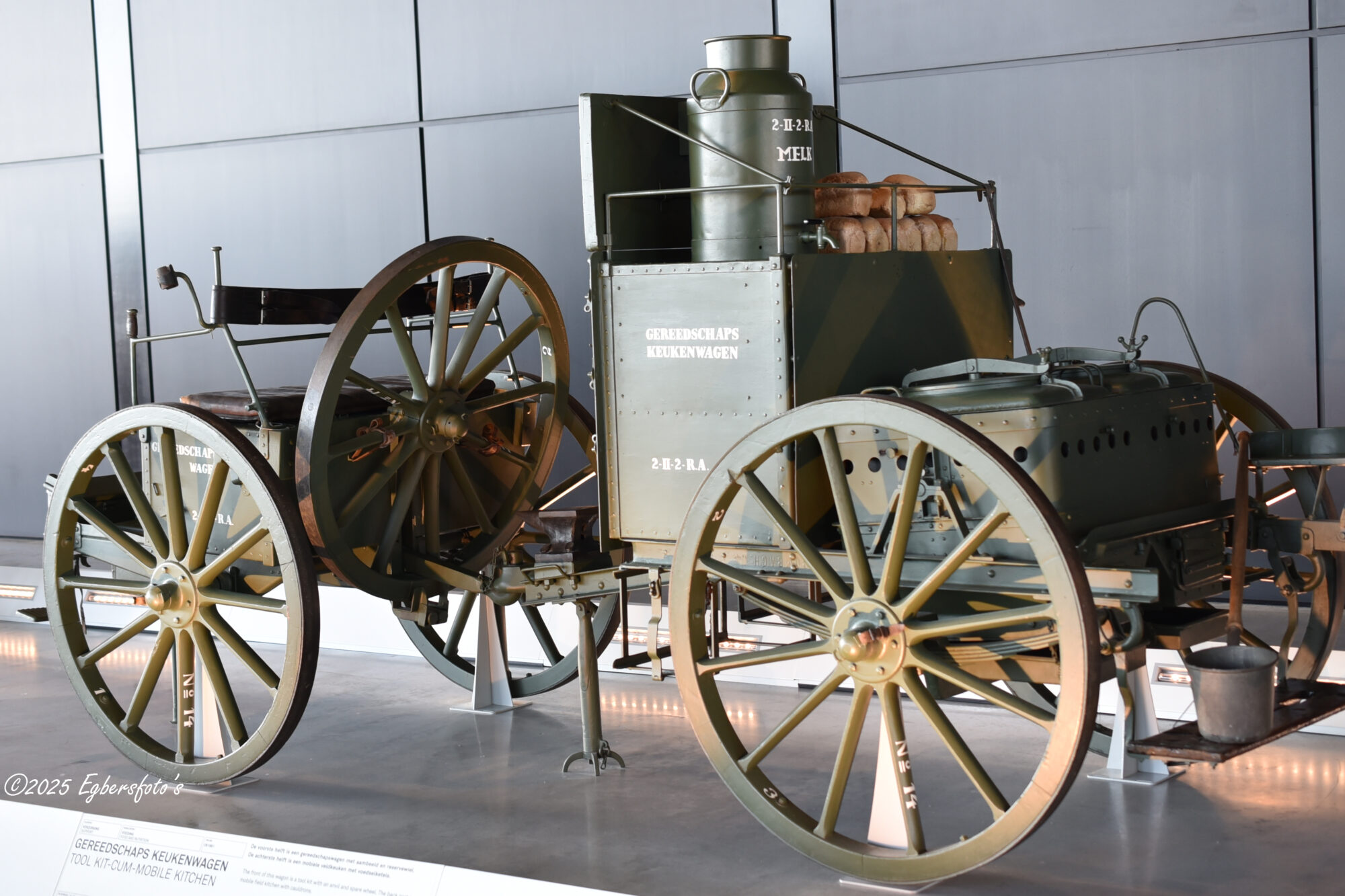 Keuken gereedschap wagen het voorste deel is gereedschap de andere helft keuken 