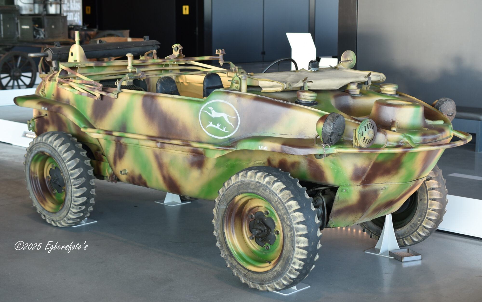 Volkswagen type 166 schwimmwagen 
4 cilinder luchtgekoelde motor 25 pk
80km/u op land en 10 km/u te water
gebruikt 1942 tot 1945